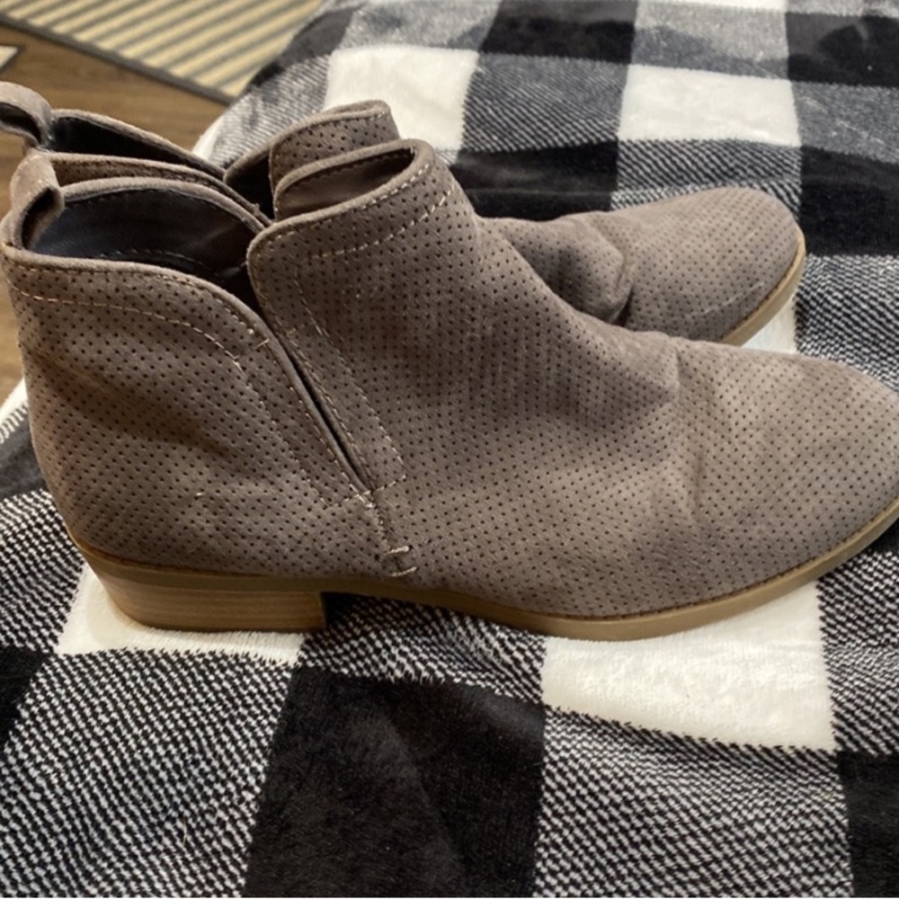 Universal Thread Booties - Picture 5 of 8